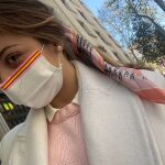 Júlia Calvet, de 20 años, recibió insultos y amenazas por llevar una mascarilla con la bandera de España en Barcelona