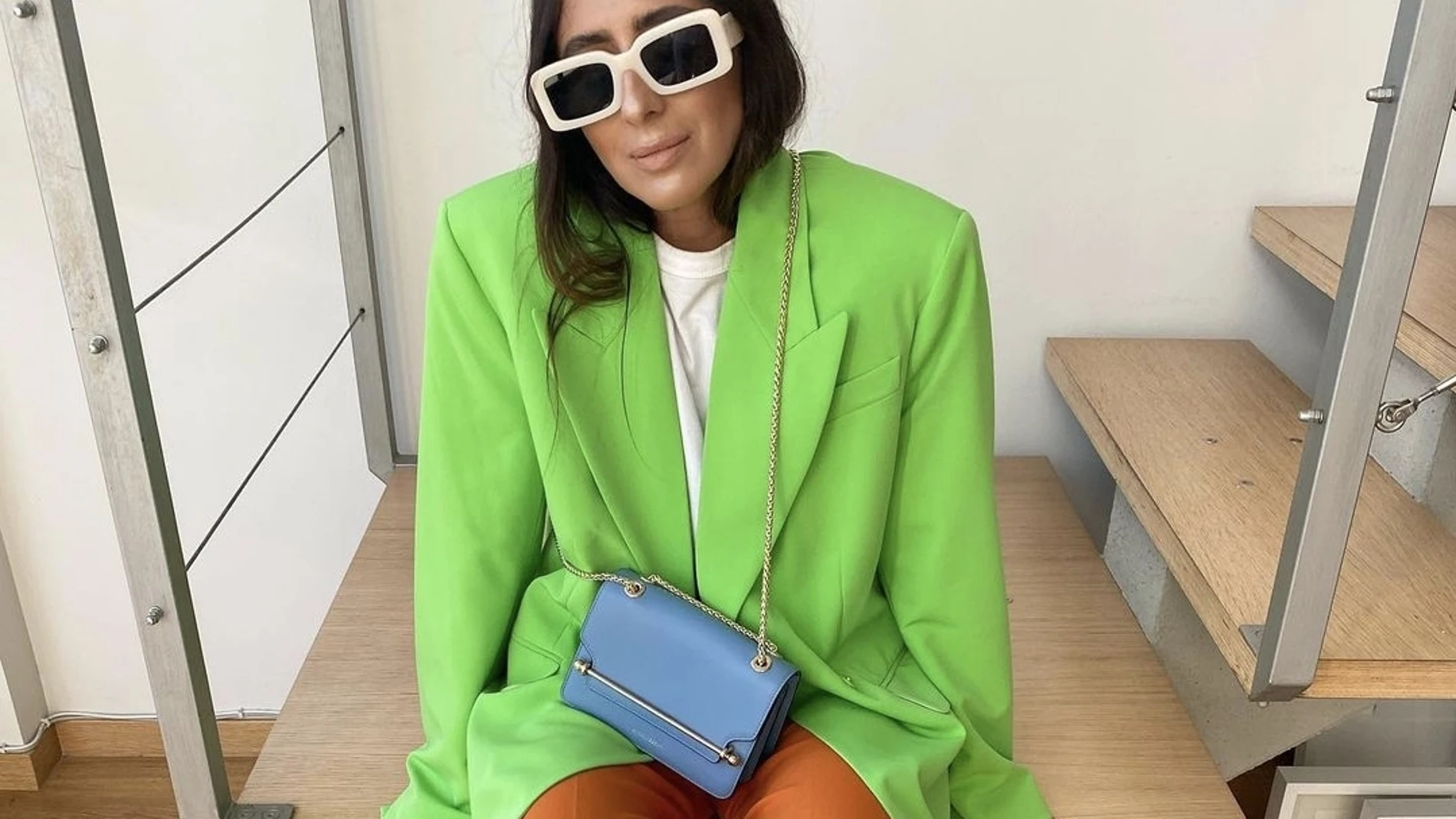 Laura Eguizabal con pantalones en color naranja. Instagram @laura_equizabal