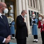 La presidenta de la Comisión Europea, Ursula von der Leyen, y el líder turco, Tayyip Erdogan, este martes en Ankara