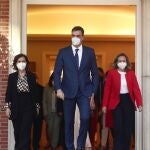 La vicepresidenta primera y ministra de la Presidencia, Relaciones con las Cortes y Memoria Democrática, Carmen Calvo; el presidente del Gobierno, Pedro Sánchez; y la vicepresidenta segunda y ministra de Asuntos Económicos y Transformación Digital, Nadia Calviño,