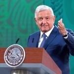 MEX9066. CIUDAD DE MÉXICO (MÉXICO), 06/04/2021.- Fotografía cedida hoy por la presidencia de México, del mandatario mexicano Andrés Manuel López Obrador, durante una rueda de prensa en Palacio Nacional de la Ciudad de México (México). El presidente de México, Andrés Manuel López Obrador, confirmó que se vacunará contra la covid-19 en unos "15 o 20 días" y, de acuerdo con el secretario de salud, Jorge Alcocer, el mandatario recibirá el biológico de AstraZeneca. EFE/Presidencia de México/SOLO USO EDITORIAL/ SOLO DISPONIBLE PARA ILUSTRAR LA NOTICIA QUE ACOMPAÑA (CRÉDITO OBLIGATORIO)