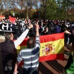 La Policía entre los simpatizantes de Vox y los manifestantes contrarios a su acto en Vallecas