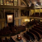 Hemiciclo del congreso de los diputados vacío.