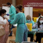 La agencia ha concluido que los problemas de coagulación deben incluirse como efectos secundarios “muy raros”.Vacunación en Sevilla contra Covid-19 a la población de 79 a 70 años.