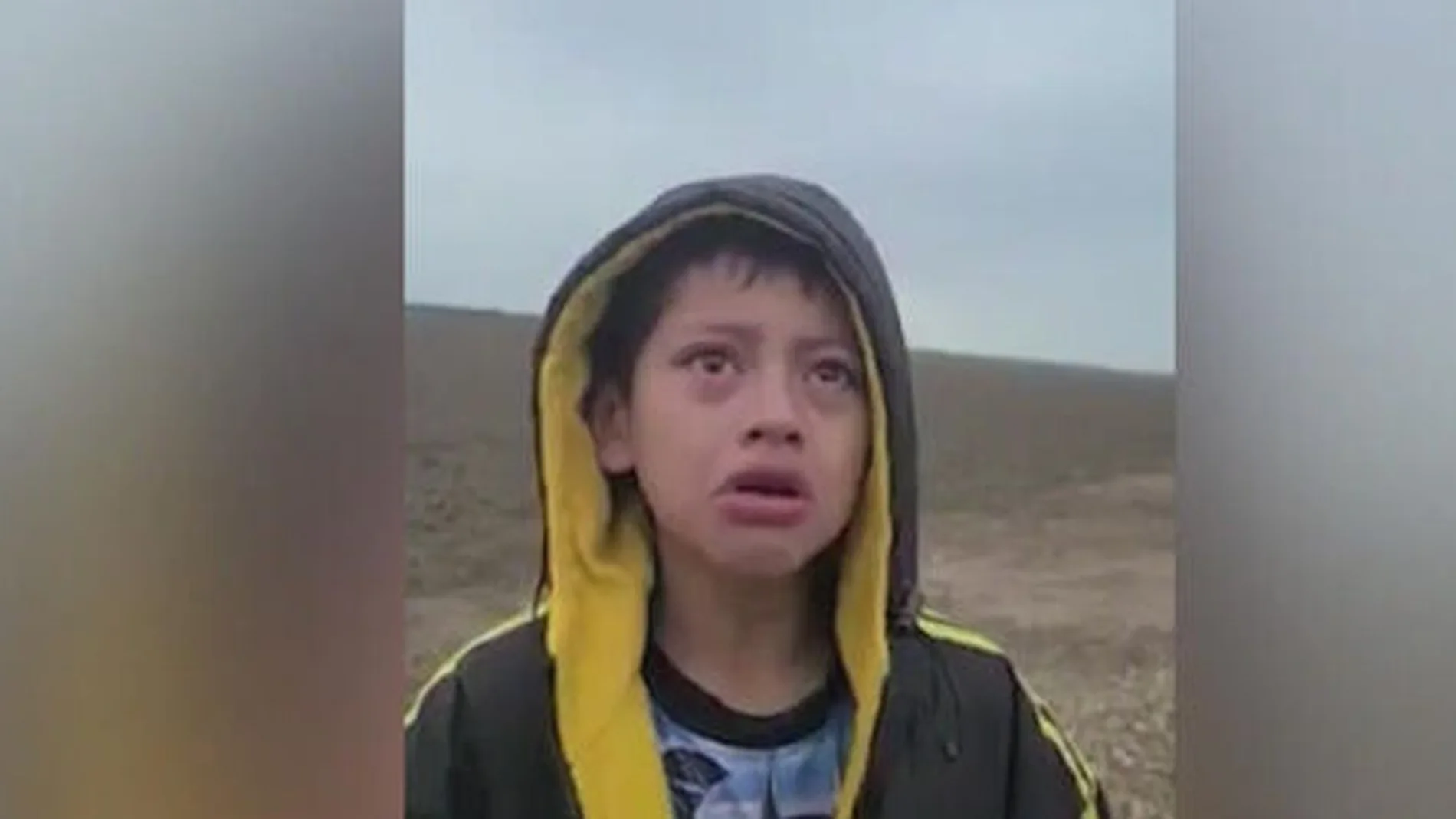 La imagen del niño de diez años, llorando desconsoladamente tras ser abandonado en la frontera con México