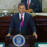 USA8441. SAN JUAN (PUERTO RICO), 07/04/2021.- Fotografía cedida por La Fortaleza donde aparece el gobernador de Puerto Rico, Pedro Pierluisi (c), mientras ofrece su primer mensaje de situación de Estado hoy, en San Juan (Puerto Rico). Pierluisi, anunció medidas más restrictivas para combatir el repunte de la covid-19, la vacunación para los mayores de 16 años a partir del día 12 de este mes, un reforzamiento de iniciativas para reconstruir la economía y el objetivo de alcanzar la anexión plena a Estados Unidos. EFE/ La Fortaleza SOLO USO EDITORIAL SOLO DISPONIBLE PARA ILUSTRAR LA NOTICIA QUE ACOMPAÑA (CRÉDITO OBLIGATORIO)