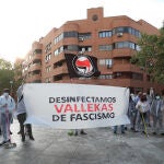 Varias personas durante el acto ‘Desinfecta Vallekas del Fascismo’ en la ‘Plaza Roja’ de Vallecas, a 8 de abril de 2021, en Madrid (España). Este acto ha sido convocado en redes sociales bajo el lema ‘Definfecta Vallekas del Fascismo’ después de que ayer miércoles un acto de precampaña de Vox derivara en altercados. Según la convocatoria, “los marquesitos y sus lacayos dejan restos de odio y olor a cuneta y naftalina allá donde pisan”.08 ABRIL 2021Isabel Infantes / Europa Press08/04/2021
