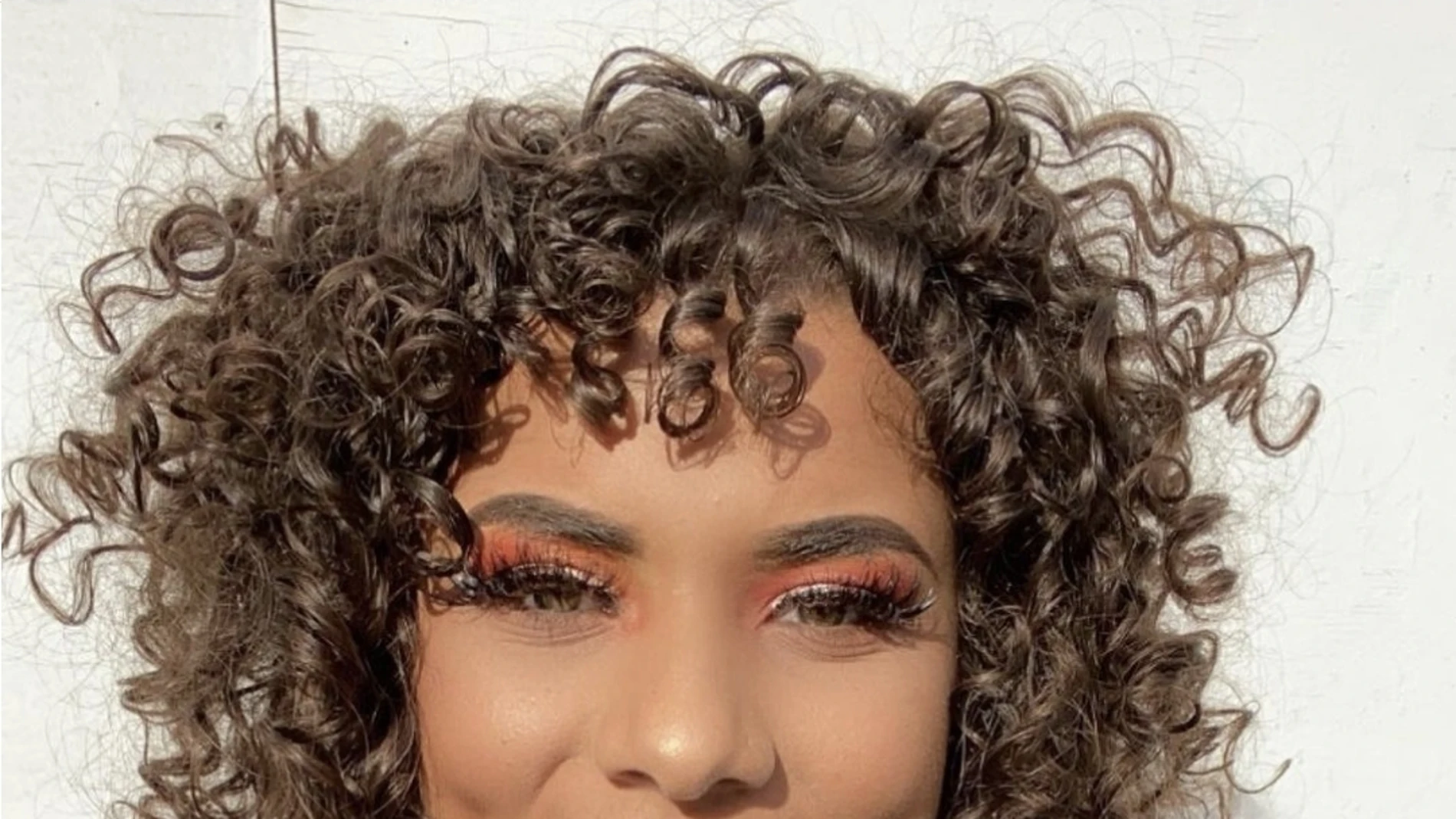 La influencer BreAnna Dona’e con llamativo corte de pelo rizado/ Instagram @heydonae