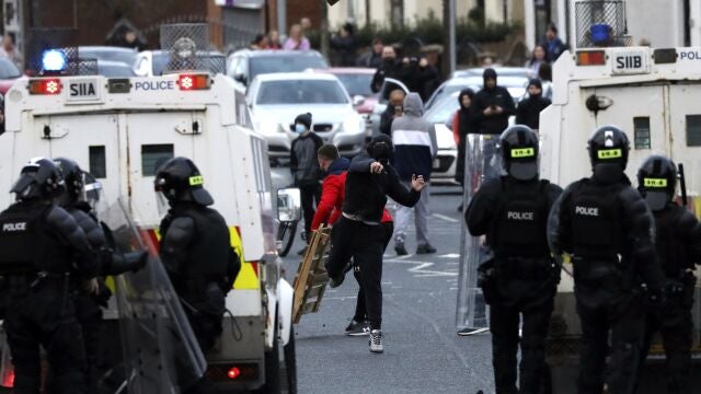 Nacionalistas de la zona católica de Irlanda del Norte en choques con la policía, ayer