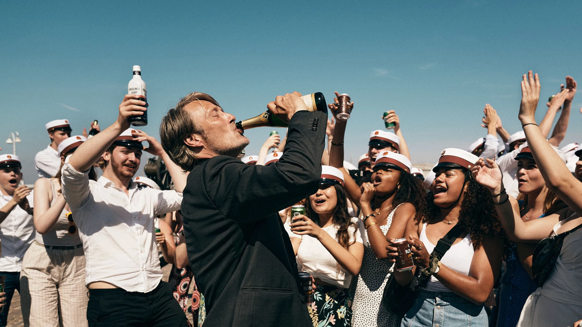 En "Otra ronda", Mads Mikkelsen lidera a un grupo de profesores que deciden experimentar con el alcohol