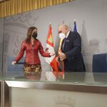La consejera de Empleo e Industria, Ana Carlota Amigo, y el presidente de la patronal HOSTURCyL, Fernando de la Varga, suscriben el acuerdo