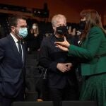 El presidente en funciones de la Generalitat, Pere Aragonès (i), y la presidenta del Parlament, Laura Borràs, conversan a su llegada a la gala de los Premios de la Música Catalana Enderock 2021.