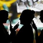 Personas mirando sus teléfonos móviles REUTERS/Kacper Pempel/Illustration