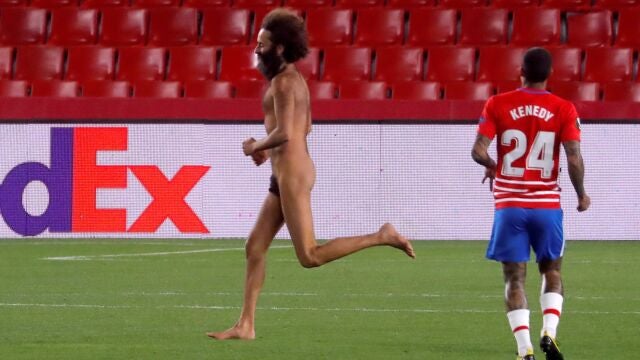 Un espontáneo salta al campo durante el Granada - Manchester United.