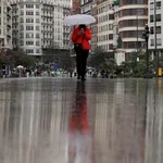 Una persona se protege con un paraguas