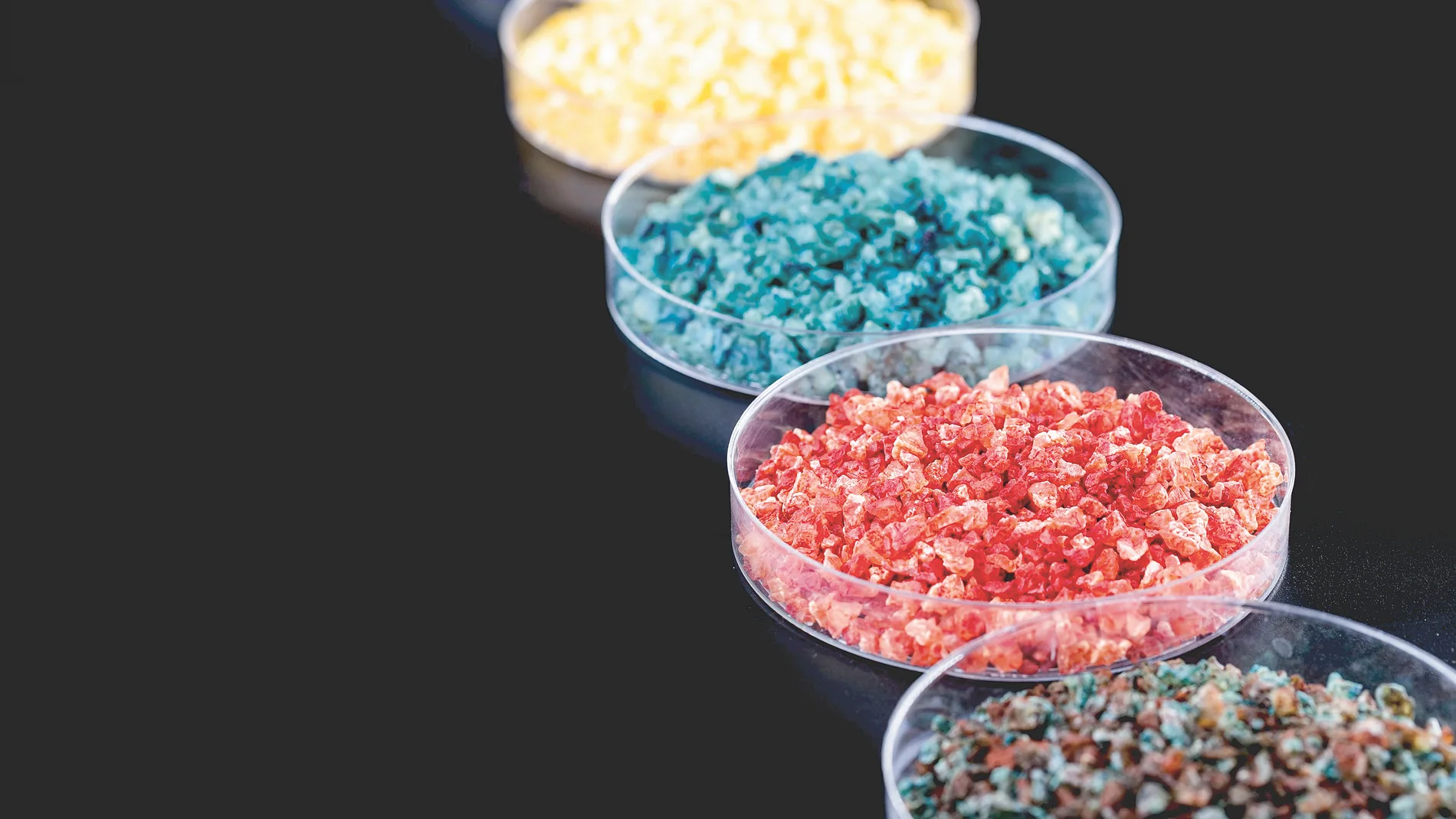 Considerada la materia prima de la creciente industria digital, las grandes potencias se disputan la explotación de los minerales que sustentan el desarrollo de la economía verde y las nuevas tecnologías de la comunicación