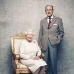 Retrato oficial de la Reina Isabel II junto al Duque de Edimburgo