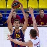 Pau Gasol busca a un compañero ante la defensa de Radosevic
