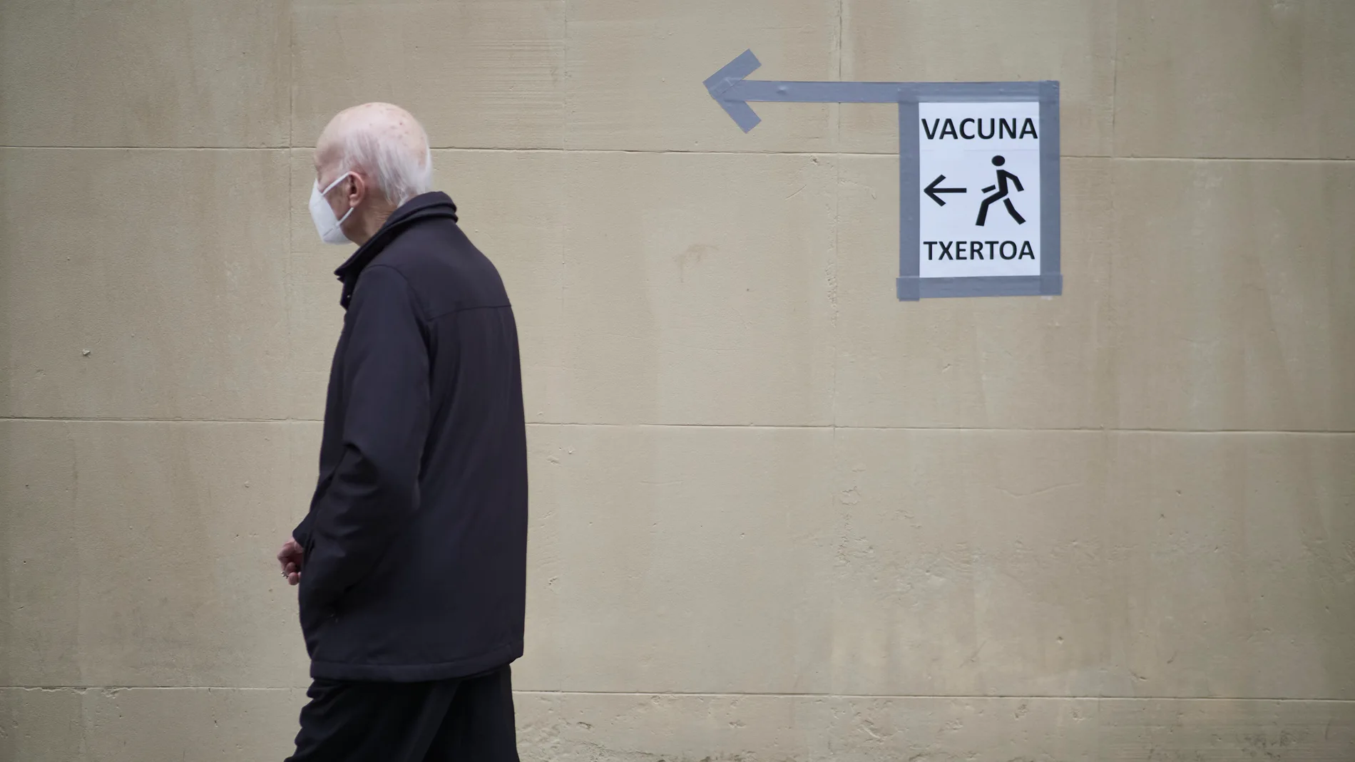 Un hombre se dirige para ser vacunado contra la covid-19 en el Antiguo colegio de Maristas en Pamplona, Navarra (España)