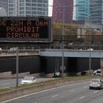 Paneles informativos en la C-31 en L´Hospitalet de Llobregat que recuerdan la movilidad limitada en la comarca