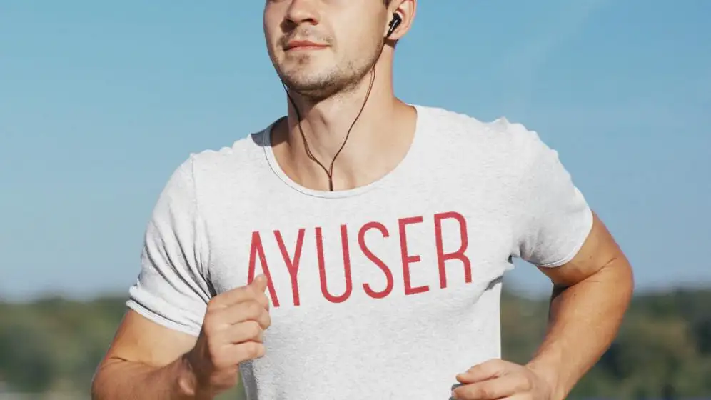 La camiseta 'Ayuser' está disponible por 23 euros