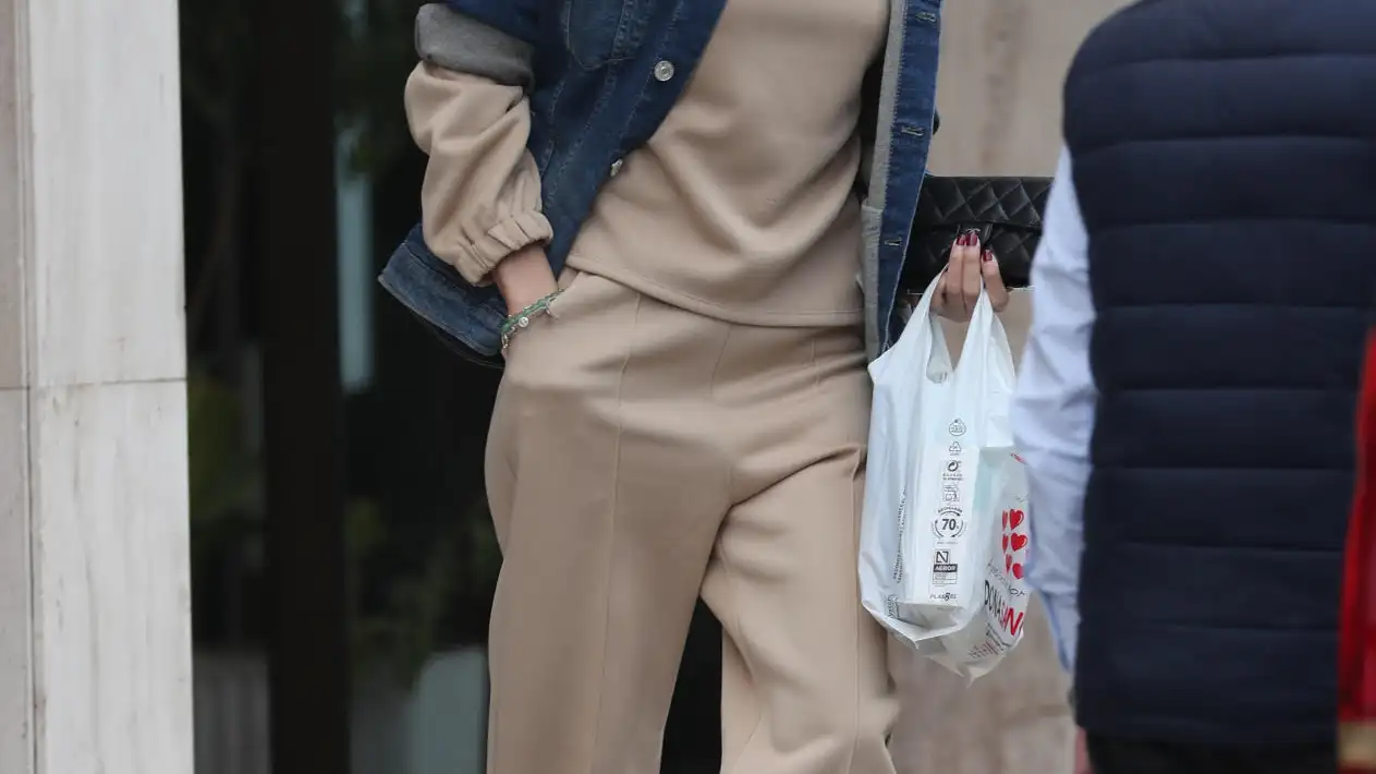 Sara Carbonero por las calles de Madrid este sábado.