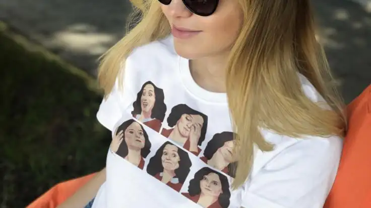 La camiseta '¿Qué Ayuso eres hoy?' muestra diferentes caras de la presidenta de la Comunidad de Madrid