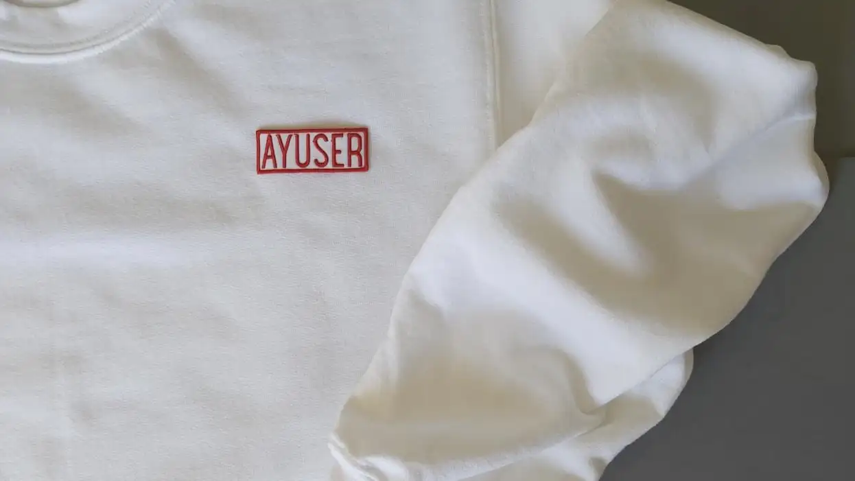 La sudadera 'Ayuser' cuesta 33 euros