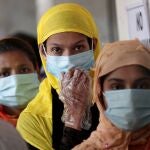 -FOTODELDIA- CALCUTA (INDIA) 10/04/2021.- Varias mujeres guardan su turno para votar en las elecciones legislativas del estado de Bengala Occidental en Calcuta (India) este sábado. Los comicios se realizan en cuatro fases hasta el 29 de abril. EFE/PIYAL ADHIKARY