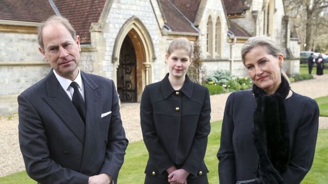 Los duques de Wessex, junto a su hija Lady Louise Windsor (Steve Parsons/Pool Photo via AP)