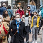 Ciudadanos por la calle con mascarilla