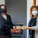 La consejera de Empleo e Industria, Carlota Amigo, entrega el Premio provincial de Salamanca al Comercio Tradicional de Castilla y León, a la empresa Energy Biomasa. En la imagen junto a la gerente de la empresa, Yolanda García