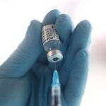 Un sanitario prepara una de las dosis de la vacuna Pzifer antes de suministrarsela a un anciano