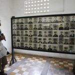 Paneles con las fotografías de las víctimas del régimen camboyano en la antigua cárcel de Tuol Sleng