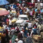 Bangalore (India), 12/04/2021.- A general view shows the crowded city market area in Bangalore, India, 12 April 2021. India recorded massive surge of 1,69,899 fresh Covid-19 cases is the highest single-day spike in COVID-19 infections. India is seeing a second wave of the virus which has led several states including Maharashtra and the capital, New Delhi and Bangalore to impose night curfew and new restrictions. (Nueva Delhi) EFE/EPA/JAGADEESH NV
