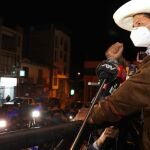 El candidato a la presidencia de Perú Pedro Castillo, del partido Perú Libre, se dirige a sus seguidores en la plaza de armas de Tacabamba anoche, en el departamento de Cajamarca (Perú)