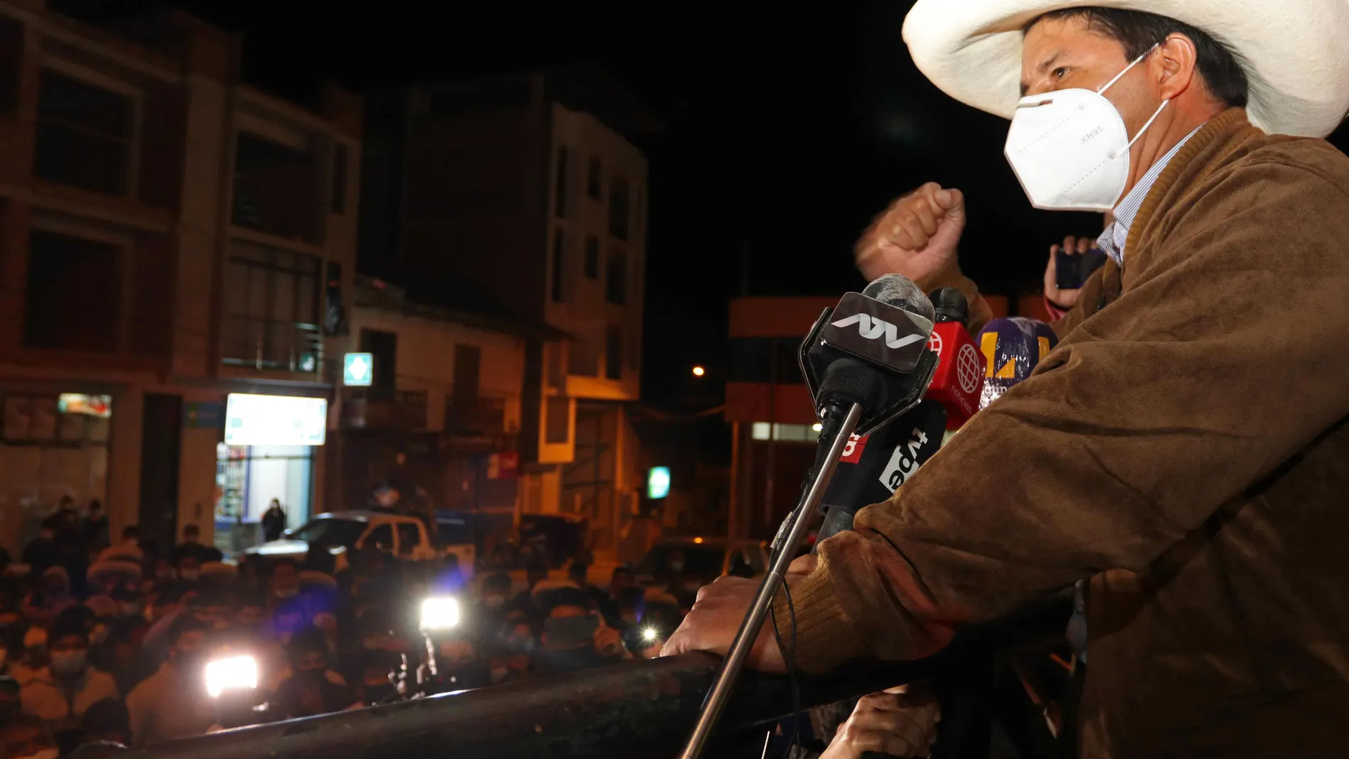 El candidato a la presidencia de Perú Pedro Castillo, del partido Perú Libre, se dirige a sus seguidores en la plaza de armas de Tacabamba anoche, en el departamento de Cajamarca (Perú)