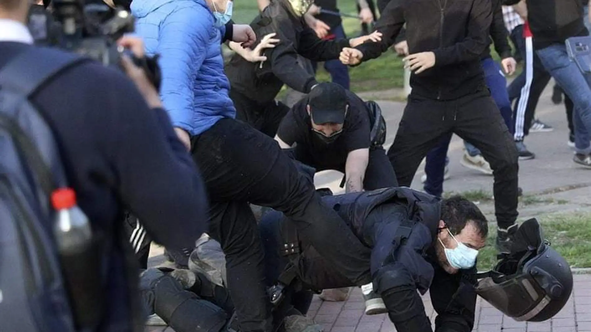 Momento de la agresión al agente de Policía