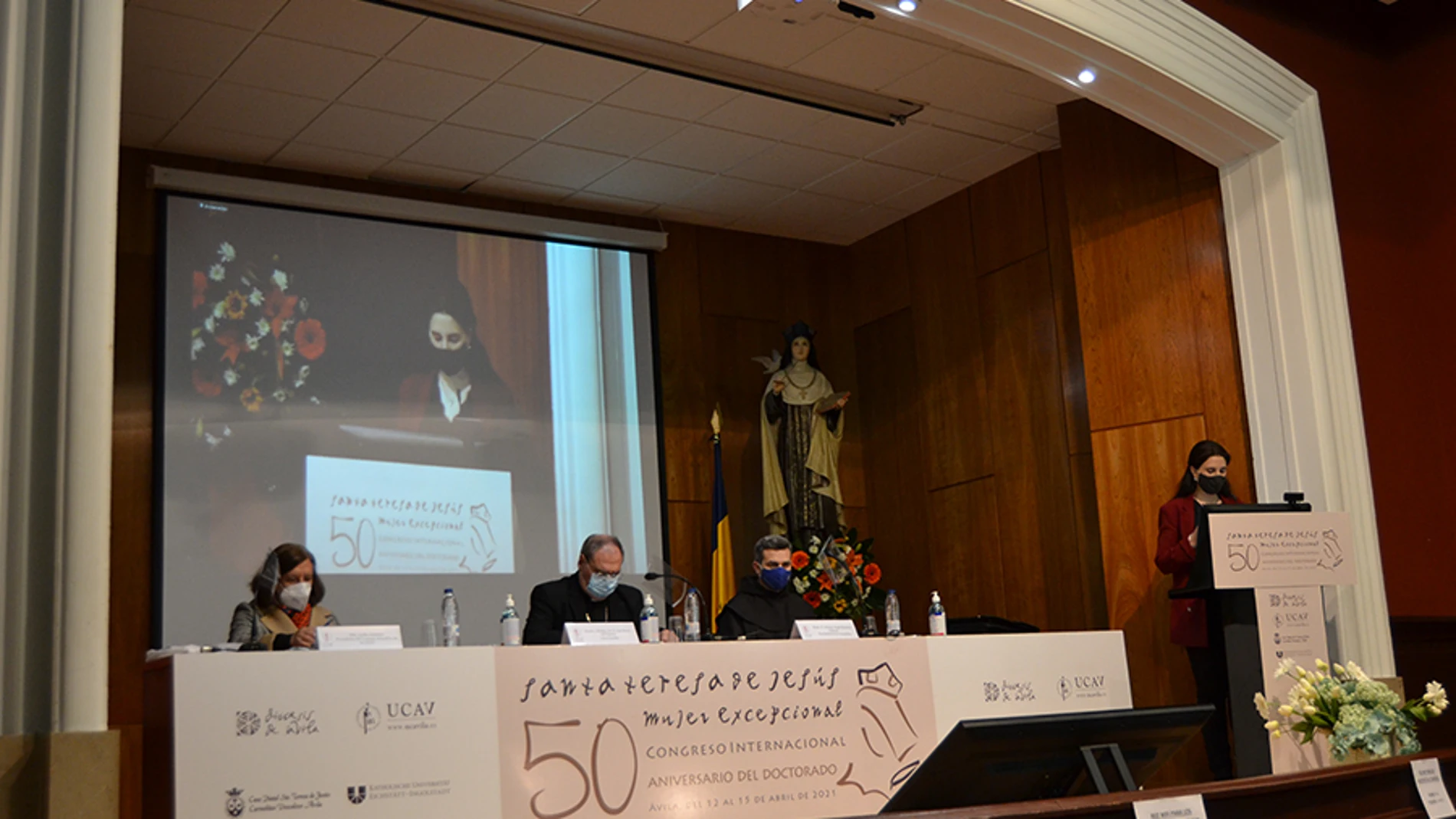 La directora del Consejo Directivo de la Universidad Católica de Ávila y presidenta del Instituto Secular Cruzadas de Santa María, Lydia Jiménez, Monseñor; el obispo de Ávila, José María Gil Tamayo; y provincial superior de los Carmelitas Descalzos, Antonio Ángel Sánchez Cabezas, en la apertura del Congreso