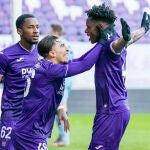 Albert Sambi Lokonga celebra un gol con el Anderlecht.