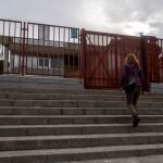 Un mujer se dirige al Instituto Universidad Laboral de Toledo que ayer martes despidió al profesor de 30 años fallecido tras sufrir trombos después de recibir el Jueves Santo, la vacuna de AstraZeneca