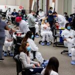 Personal médico recibiendo la vacuna de Moderna en Toronto