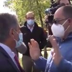 Un manifestante explica a Revilla el motivo de las quejas