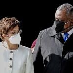 El secretario de Defensa Lloyd Austin y su homóloga alemana Annegret Kramp-Karrenbauer, hoy, en Berlín