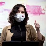La presidenta de la Comunidad de Madrid, Isabel Díaz Ayuso, interviene durante su visita al Salón de Arte Moderno (SAM).