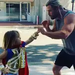 Chris Hemsworth, peleando con uno de sus gemelosPIE D