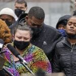 Katie Wright, la madre Daunte Wright, junto a otros familiares y amigos durante la emotiva rueda de prensa