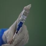 Imagen de una vacuna contra el covid-19 de Pfizer inyectada en Panamá