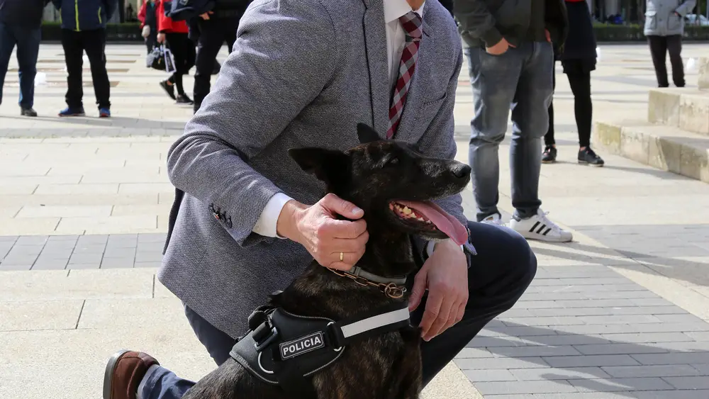 El alcalde de León, José Antonio Diez, junto a uno de los nuevos miembros de la Policía Local