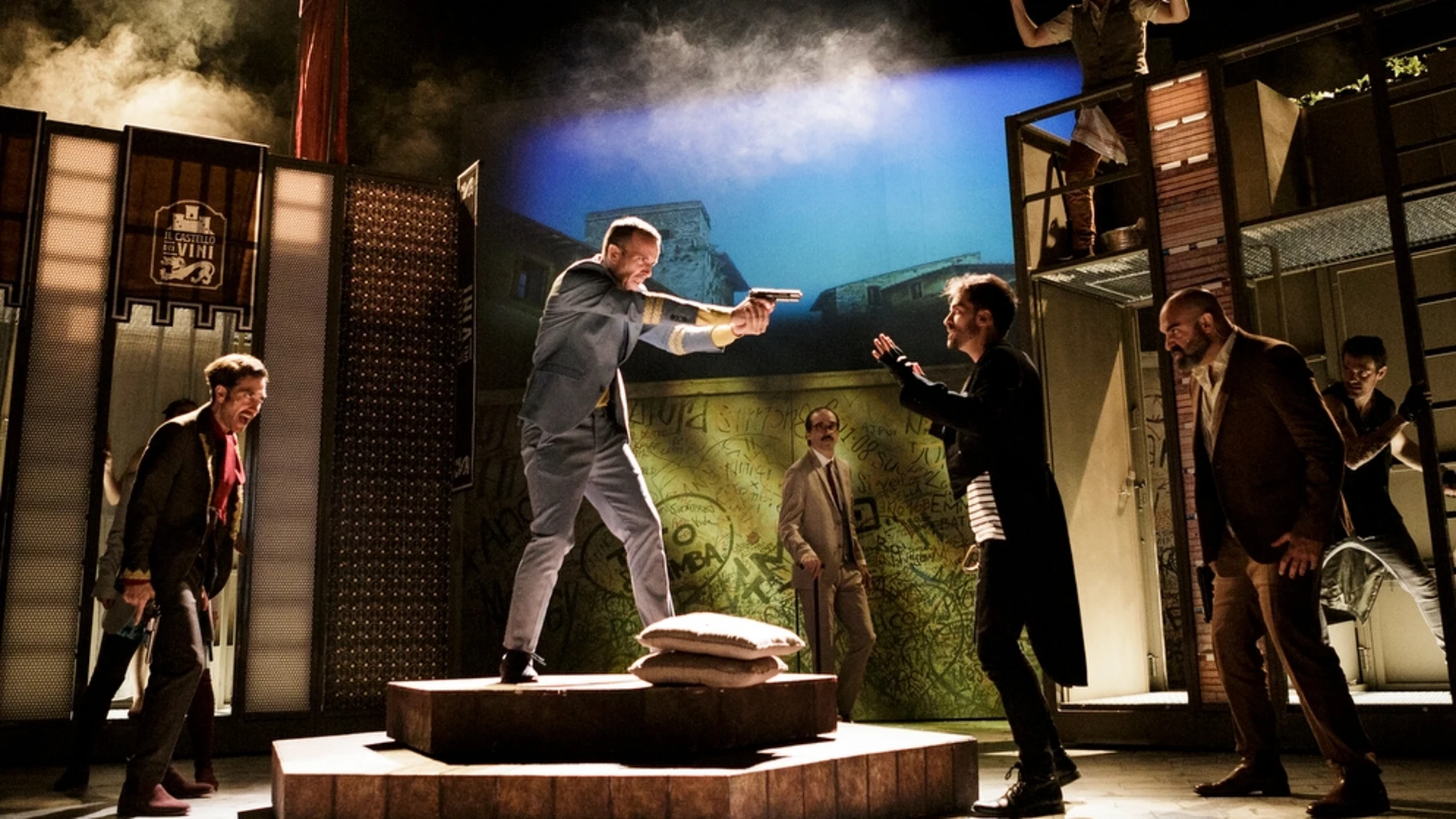 Sergio Peris-Mencheta se apoya en trece actores multidisciplinares que «cantan, bailan, trepan, actúan, recitan y tocan instrumentos» para llenar el escenario principal del Teatro de la Comedia